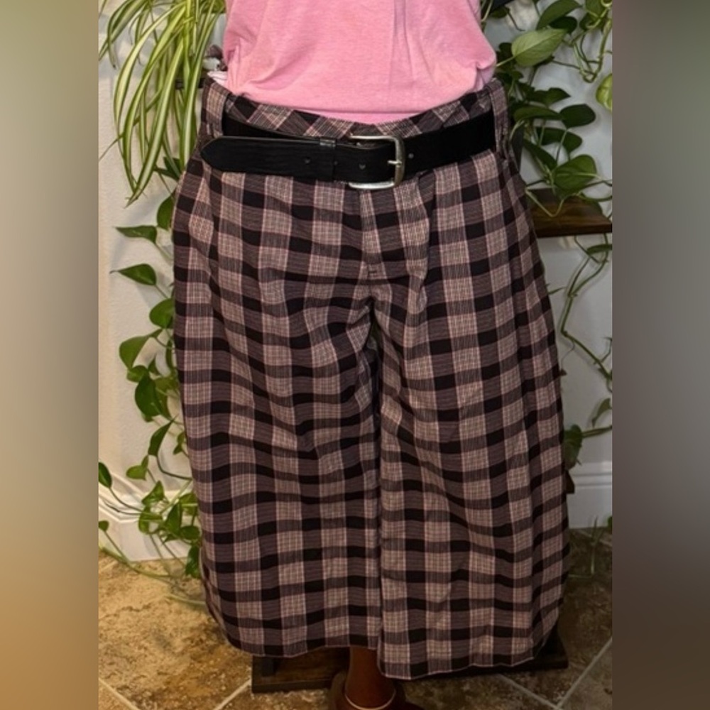 Lost Black and Pink Plaid Women's Cropped Pants - Picture 1 of 12
